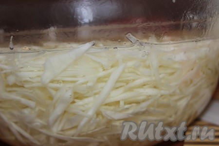 Капусту промыть, очистить от грязных листьев, тонко нарезать. Выложить капусту в глубокую миску, залить кипятком, накрыть крышкой, дать постоять 10-15 минут.
