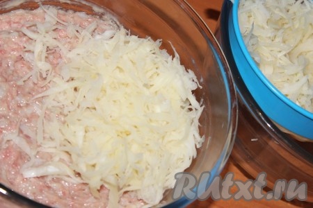 Добавить отжатую от лишней воды капусту и ещё раз тщательно перемешать.