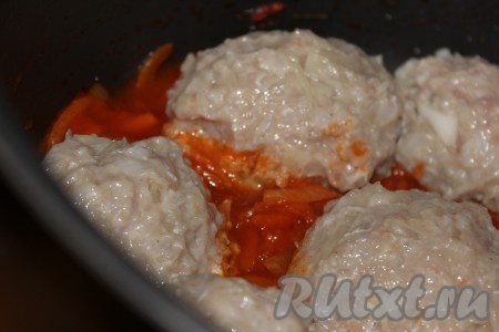 Затем на обжаренные овощи выложить сформированные ленивые голубцы, влить 200 миллилитров холодной воды (вода не должна полностью покрывать ленивые голубцы). Посолить и приправить любимыми специями, закрыть крышку мультиварки. Выставить режим "Выпечка" или "Тушение". В моей мультиварке время приготовления составляет 60 минут. После звукового сигнала, сообщающего об окончании выполнения режима мультиварки, блюдо будет готово, можно раскладывать по тарелкам.