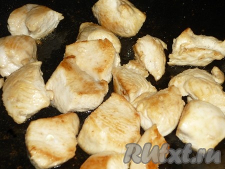 В результате обжаривания на мясе со всех сторон должна образоваться красивая золотистая корочка, посолить. 
