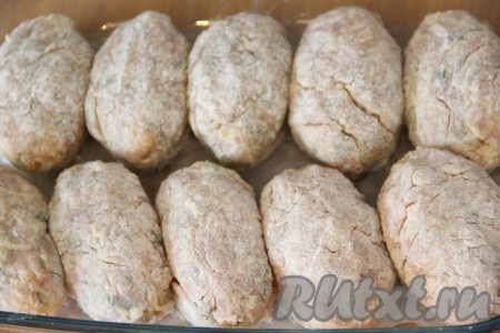 Жаропрочную форму выстелить пергаментом, смазать пергамент растительным или сливочным маслом. Выложить котлеты в жаропрочную форму. Запекать котлеты из куриного фарша в разогретой духовке при 200 градусах примерно 30-35 минут, до золотистой корочки.