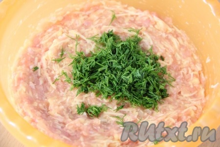 Хорошо вымесить фарш. Затем добавить соль, специи и сыр и, хорошо перемешать. Укроп вымыть и мелко нарезать. Добавить зелень в фарш и ещё раз хорошо перемешать.