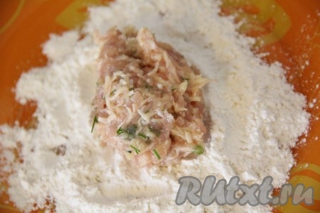 Небольшую часть получившегося куриного фарша выложить в тарелку с мукой. Обвалять фарш в муке, сформировать котлету любой формы. Аналогично сформировать остальные котлеты.

