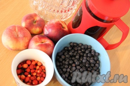 Подготовить продукты для приготовления холодного чая. Вскипятить 1,5 литра воды, залить кипятком черный листовой чай и оставить минут на 5-7, чтобы заварился крепкий чай. Ягоды и фрукты вымыть.
