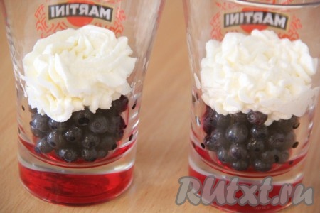 Я для более удобного формирования десерта выложила сливки в кондитерский мешок. Десерт формировать слоями. На дно стаканов или фужеров выложить часть ягод. Затем выложить небольшое количество взбитых сливок.