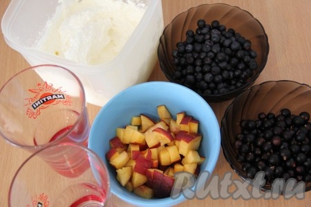 Фрукты нарезать на средние кусочки. Сливки взбить с сахарной пудрой и загустителем сливок. Сливки должны хорошо держать форму.