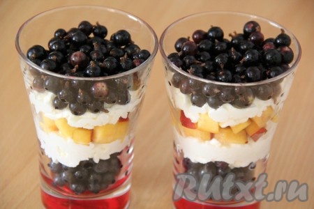 Затем выложить слой из фруктов, покрыть фрукты взбитыми сливками. Далее выложить слой ягод.
