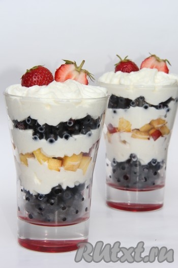 Украсить верхушку десерта ягодами, листиками мяты или декоративными зонтиками и подать к столу. Десерт из взбитых сливок можно сделать за пару часов до застолья и держать его в холодильнике до подачи. Рецепт предельно прост, а лакомство получается нарядным и таким вкусным!
