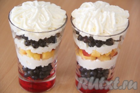 Верх ягод покрыть взбитыми сливками.&nbsp;
