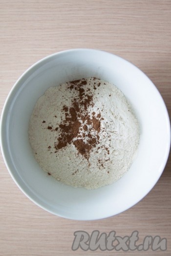 Соедините сухие смеси (сахар, муку, соль, корицу и разрыхлитель) в отдельной чашке.
