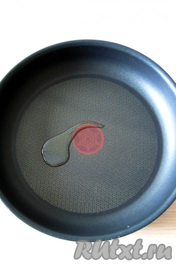 Жарьте панкейки на разогретой сковороде с растительным маслом, выкладывая банановое тесто столовой ложкой (1 столовая ложка без горки = 1 панкейку). Не лейте сразу много растительного масла, лучше добавляйте по капельке в процессе жарки. Появляющиеся пузырьки при жарке намекнут вам, что пора переворачивать панкейк на другую сторону.
