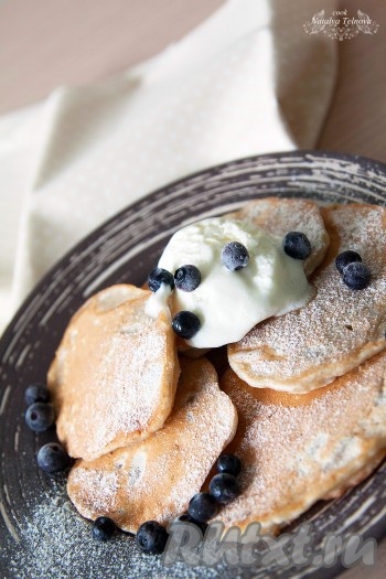 Добавьте в тарелку горсть ягод и дайте мороженому подтаять. Для красоты можно присыпать сахарной пудрой. Вкус будет просто божественный, я гарантирую! 