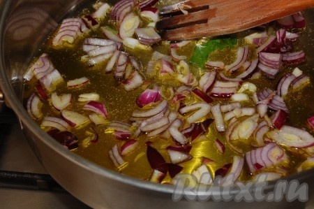 Возьмем сковороду, нальем в нее оливковое масло и слегка обжарим лук.