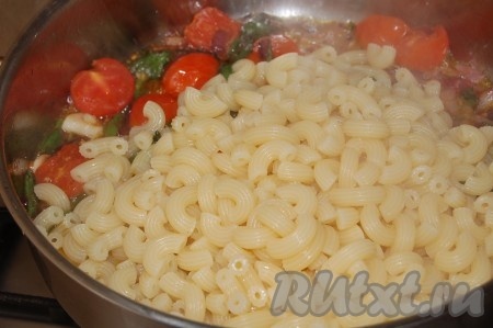 Следом добавляем сваренные макароны, не промывая, прямо из кастрюли.