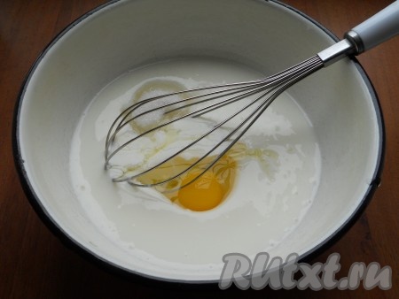 Кефир для приготовления панкейков должен быть комнатной температуры, поэтому достаньте его из холодильника&nbsp;заранее (или подогрейте в течение 30 секунд в микроволновке). Кефир комнатной температуры влить в объёмную миску, добавить яйцо, соль, сахар и соду, тщательно перемешать венчиком до однородности.