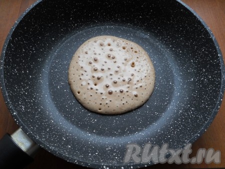 Сковороду хорошо разогреть. Я жарила панкейки на сухой сковороде. Если не уверены в качестве покрытия своей сковородки, тогда перед выпечкой первого панкейка слегка смажьте сковороду маслом. В середину разогревшейся сковороды выложить 2 столовых ложки теста в виде круглой лепёшки.