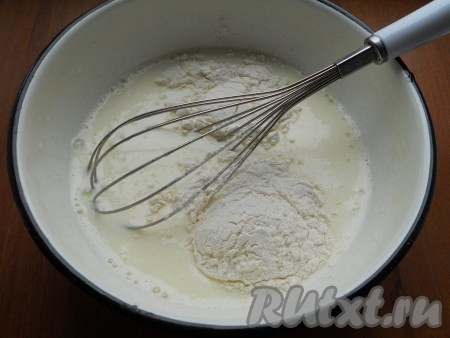 Добавить в кефирную смесь просеянную муку, перемешать тесто венчиком.