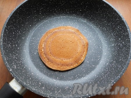 Жарить шоколадный панкейк на среднем огне минуты по 1,5-2 с каждой стороны. Панкейк очень нежный, поэтому переворачивать лопаткой его нужно аккуратно. Готовый панкейк переложить на тарелку. Аналогично, периодически перемешивая тесто, постепенно пожарить все аппетитные панкейки, складывая их стопочкой на тарелку.