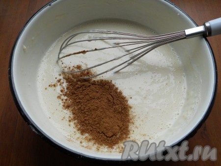 После этого влить растительное масло и всыпать какао. Снова перемешать тесто для панкейков венчиком до однородности. Тесто должно быть по консистенции в меру густым, напоминающим сметану средней жирности или тесто для толстых блинов. Возможно, муки нужно будет добавить немного больше, но не переборщите!