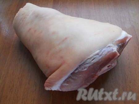 Свиную рульку хорошо вымыть, кожу поскоблить ножом.&nbsp;