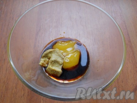 Приготовить соус: к 1 столовой ложке соевого соуса добавить 1 столовую ложку горчицы и 1 столовую ложку меда. Оставшиеся продукты нам понадобятся позже.
