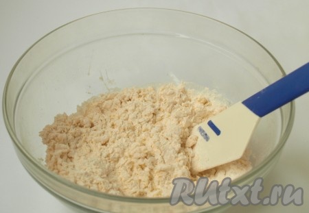 Просеять муку в глубокую миску, добавить яйцо, соль и перемешать.