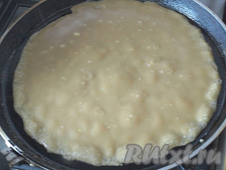 Разогреть в сковороде немного масла. Тесто наливать половником, равномерно распределяя его по всей сковороде.