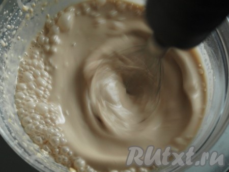 Сварить кофе, но можно использовать и растворимый. Смешать кофе с молоком. Молочно-кофейную смесь постепенно вливать в мучную, непрерывно взбивая. Получившемуся тесту дать постоять 15-20 минут.
