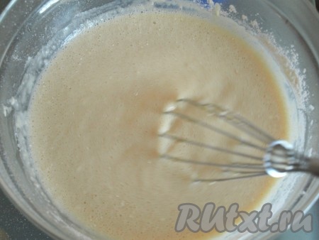 Просеять в миску частями муку, каждый раз тщательно перемешивая венчиком, чтобы не было комочков.