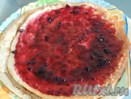 Вкуснейшие блины, приготовленные из теста, замешанного из сгущённого молока и кипятка, можно сразу подавать к столу. А я предпочитаю перед подачей смазывать каждый блинчик вареньем и сворачивать в трубочку.