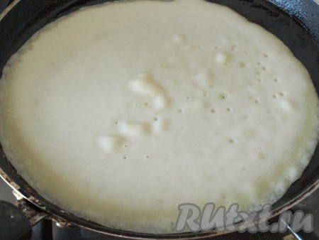 Сковороду хорошо разогреть, перед выпечкой первого блина смазать растительным маслом. В центр сковороды влить половник теста, равномерно распределить его по всему дну сковороды.