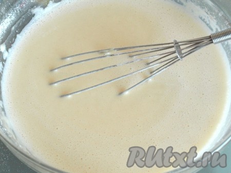 Добавить в тесто соль, растопленное сливочное масло, а затем влить оставшийся кипяток, тщательно перемешать. Итоговое тесто будет напоминать жидкий кефир. Дать тесту постоять 10-15 минут. Сливочное масло добавляется в блинное тесто, чтобы блины меньше приставали к поверхности сковороды.