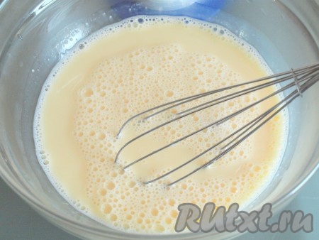 Тонкой струйкой, непрерывно перемешивая венчиком, влить 200 миллилитров кипятка в смесь сгущёнки и яиц. На поверхности появятся пузырьки.