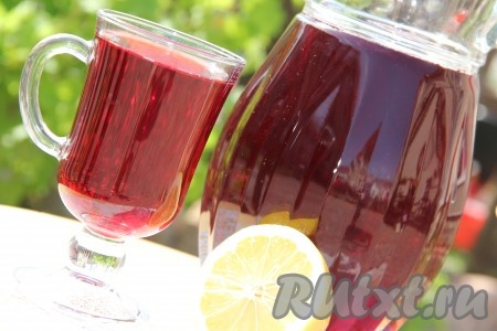 Как только наш чай остынет, процедить его через марлю. Добавить сок 1/2 лимона или 1/4 чайной ложки лимонной кислоты. Всё хорошо перемешать и поставить чай каркаде в холодильник. Перед подачей в графин выложить кусочки льда и наполнить графин холодным чаем каркаде. Подать к столу. Посмотрите, какой получается яркий и красивый напиток!
