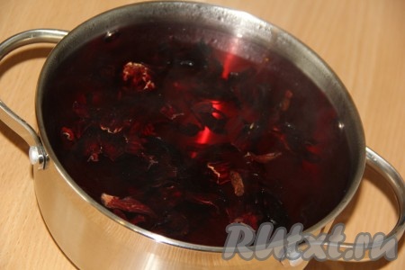 В кастрюльку всыпать цветы гибискуса, залить их 2,5 литра холодной воды. Оставить каркаде для настоя на 2 часа. Воду можно использовать родниковую или фильтрованную.