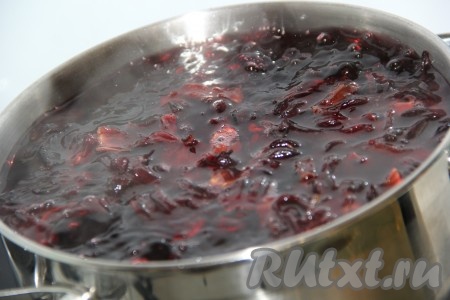 Затем поставить кастрюльку с настоем из цветов на огонь и довести до кипения. Кипятить 3-5 минут на маленьком огне, не доводить чай до большого бурления. Затем снять кастрюлю с огня, всыпать сахар, хорошо перемешать и остудить до комнатной температуры.&nbsp;
