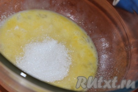 Затем добавить сахар, ванильный сахар, щепотку соли.
