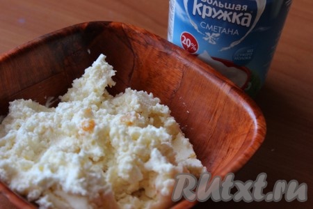 Я подавала блины в виде мешочков с творожной начинкой. Для приготовления начинки в миске соединить творог, сахар и сметану. По желанию можно добавить мелко нарезанную курагу. Тщательно перемешать до получения однородной массы.
