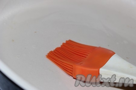Сковороду хорошо накалить, смазать растительным маслом при помощи кулинарной кисточки.
