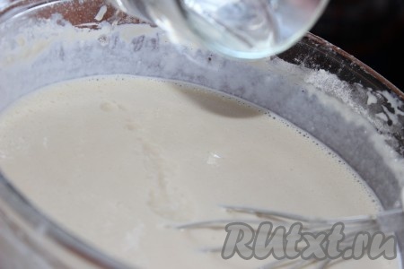 Тонкой струйкой влить кипяток, постоянно помешивая тесто венчиком. Тесто для блинов, замешанных на молоке с кипятком, получится однородным, льющимся. Дать тесту постоять примерно 10 минут.
