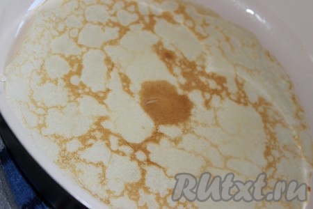 Выпекать блинчики с двух сторон до золотистого цвета на среднем огне. Готовые тонкие, вкусные блины можно сразу подать к столу с вареньем или сметаной, а можно завернуть в них начинку.
