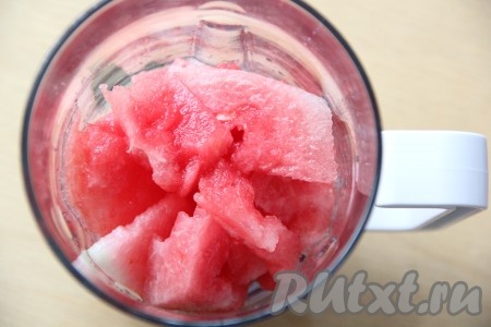Арбуз, очищенный от семечек и кожуры, нарезать на части, поместить в чашу и измельчить блендером до получения пюре.