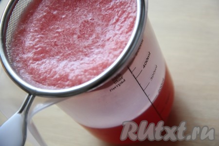 Получившееся арбузное пюре выложить на сито и процедить. Можно слегка отжать арбузную мякоть.