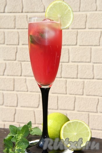 Вот такой ароматный, вкусный и очень бодрящий фреш из арбуза можно приготовить в блендере. Такой арбузно-мятный коктейль с удовольствием будут пить и дети, и взрослые.