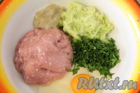 Кабачок или цукини лучше использовать молодой, с мягкой корочкой и без семечек (если кабачок не молодой, то кожуру и семечки нужно удалить). Кабачок вымыть, натереть на мелкой тёрке и слегка отжать сок. Лук очистить и пропустить через мясорубку. Зелень вымыть и мелко нарубить. В глубокой миске соединить куриный фарш, яйцо, рубленую зелень, измельченный кабачок и лук.
