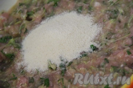 Тщательно вымесить фарш. Масса получится жидкой и вязкой. Добавить соль, специи и манку. Ещё раз всё перемешать. Дать фаршу немного отдохнуть, примерно минут 15-20.
