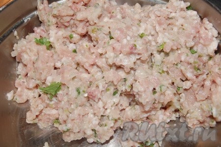 Мясо вместе с кожей пропустить с луком и чесноком через мясорубку, добавить мелко нарезанную зелень. Полученный фарш посолить, поперчить и хорошо перемешать.