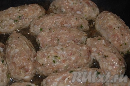 Сформировать руками из фарша котлеты. На сковороде разогреть растительное масло. В горячее масло выкладывать куриные котлетки и обжаривать с каждой стороны по 7 минут (при желании по окончании жарки сковороду можно накрыть крышкой и потушить котлеты ещё минут 10, подлив, при необходимости, немного воды).