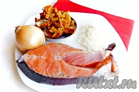 Подготовила продукты для приготовления форели с грибами в духовке
