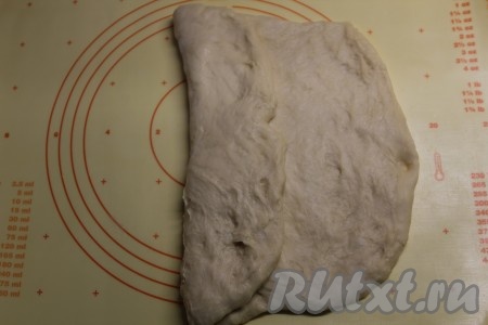 По прошествии часа поднявшееся тесто руками растягиваем в прямоугольник и складываем следующим образом: сначала по горизонтали.